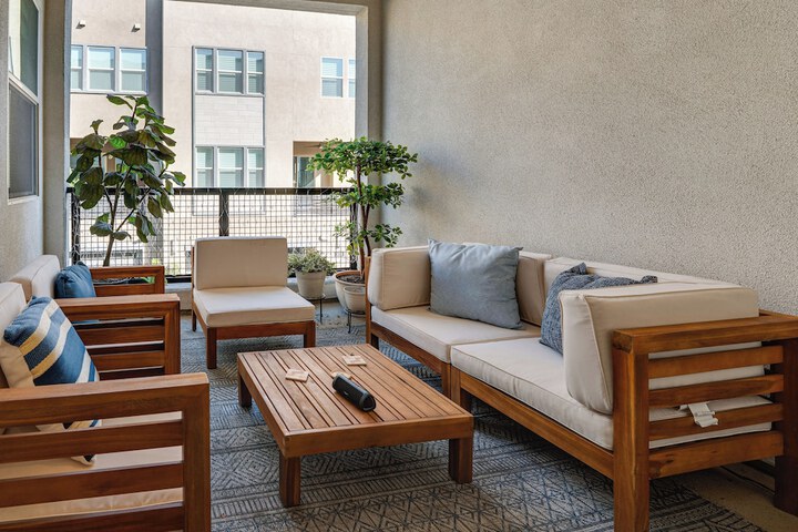 12 Mi to Dtla! Multi-level Charmer w / Pool Access