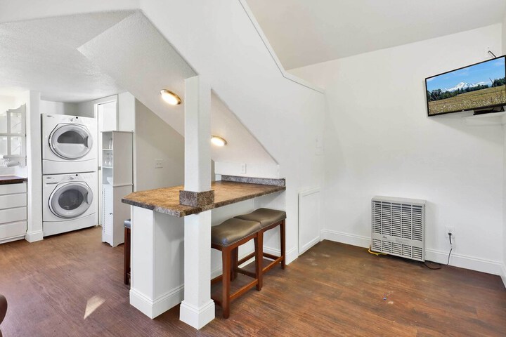 Cozy Ferndale Studio on 20-acre Working Farm!