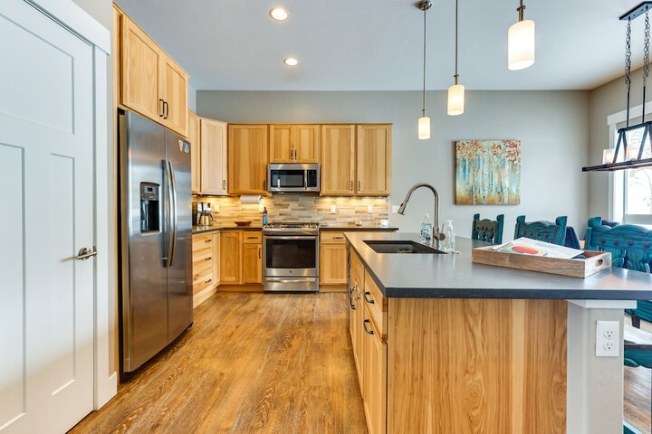 Convenient Fraser Townhome w / Hot Tub Near Hikes!