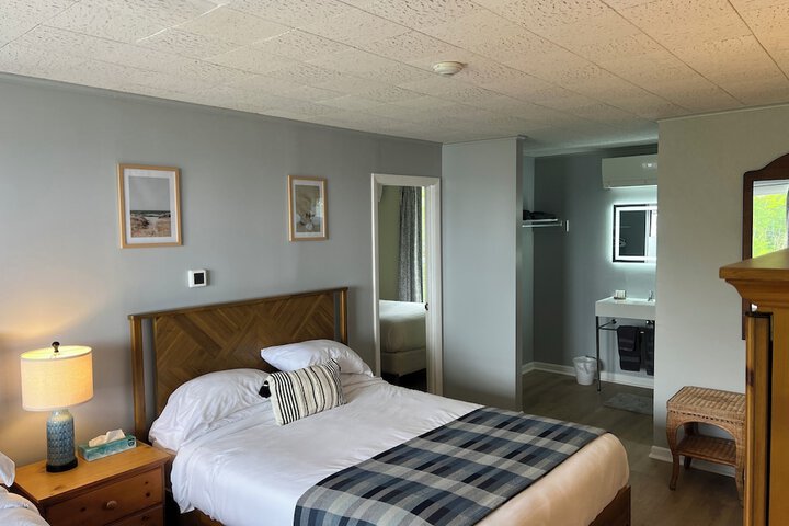 High Tide Inn