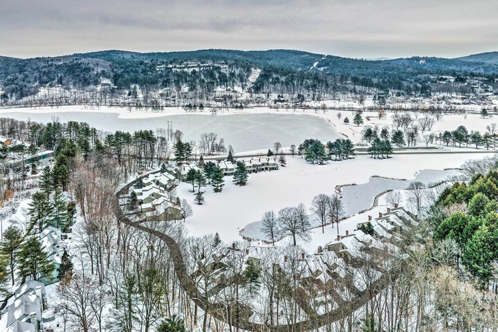 Hartford Escape w / Fire Pit 3 Mi to Ski & Golf!