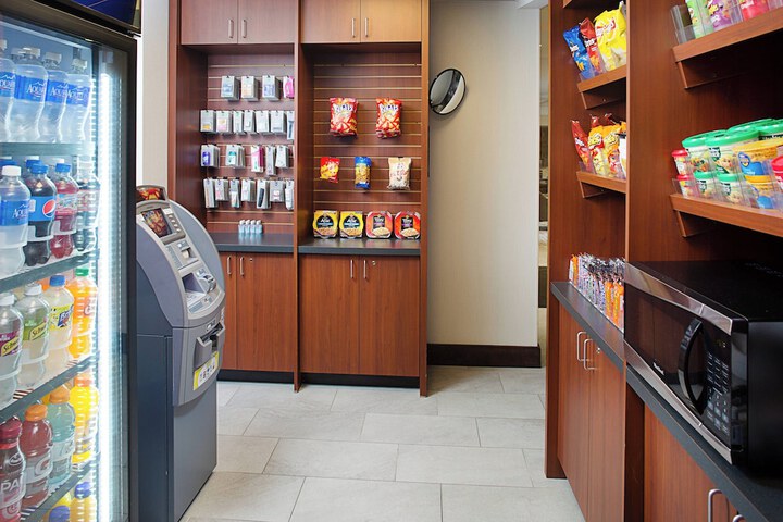 Courtyard by Marriott Manchester - Boston Regional Airport