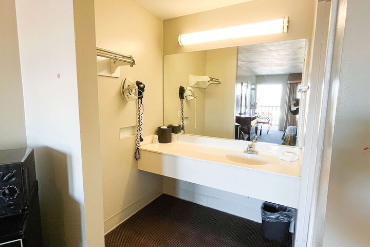 Room 12 of 28