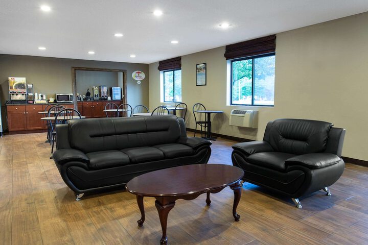 Super 8 by Wyndham Cromwell / Middletown