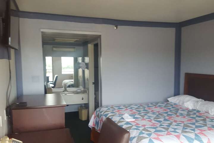 Room 10 of 16
