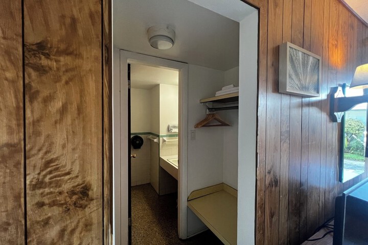 Room 3 of 16