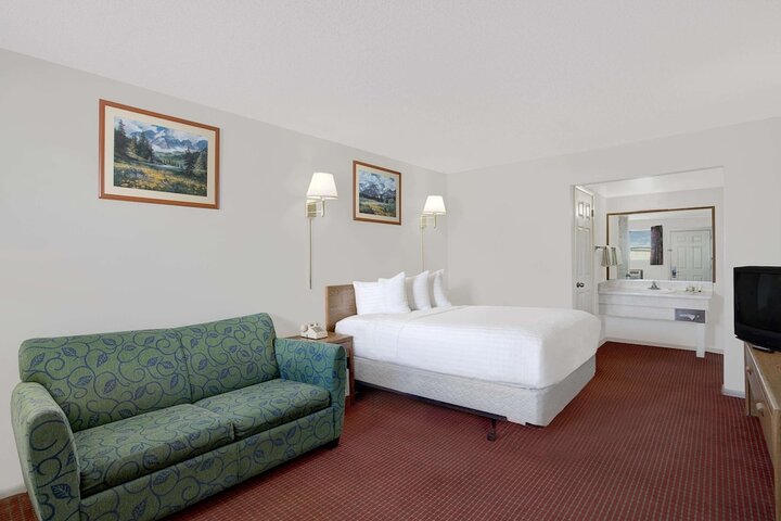 Room 8 of 28