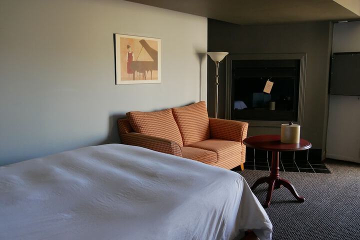 Room 52 of 60