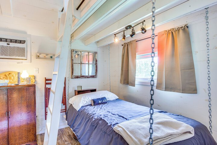 Lake Holbrook Waterfront Vacation Rental w / Dock!