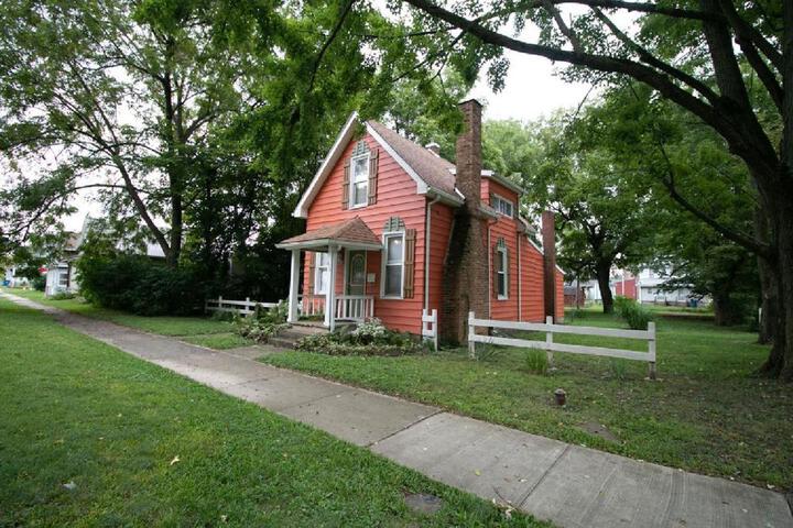 Downtown 2 Bedroom Cottage Sleeps 6, Walking Distance to Honeywell, Downtown Restaurants, Shopping