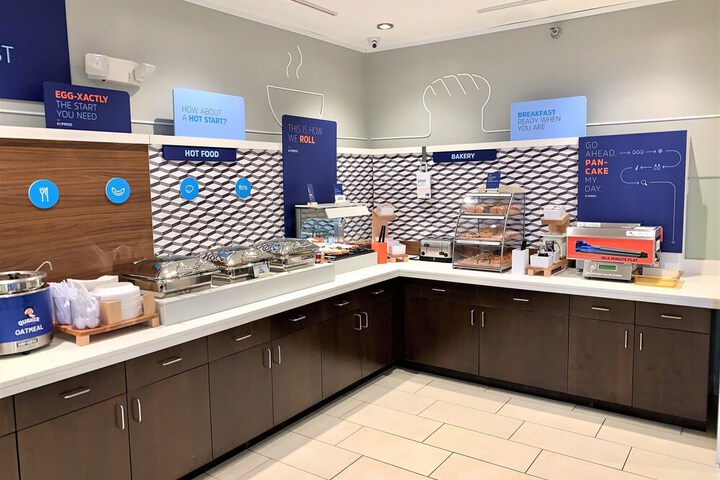 Holiday Inn Express & Suites Chicago-Libertyville by IHG