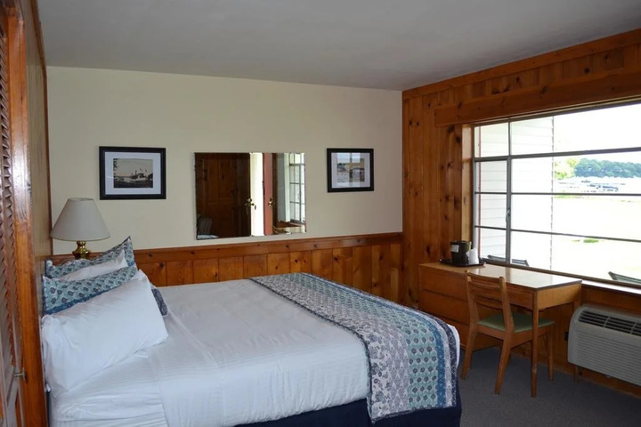 Buzzs Lakeside Inn
