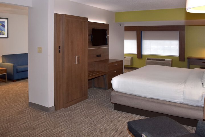 Room 9 of 34