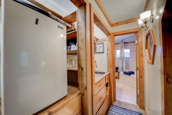 7 Bedroom on the Side of Pikes Peak on a Mountain Stream