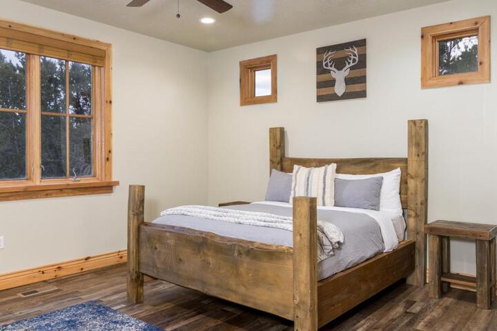 East Zion Trails Retreat-Hot tub Resort Amenities, Exceptional