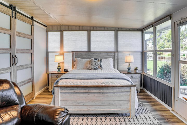Waterfront Lake Placid Escape w / Dock & Lanai