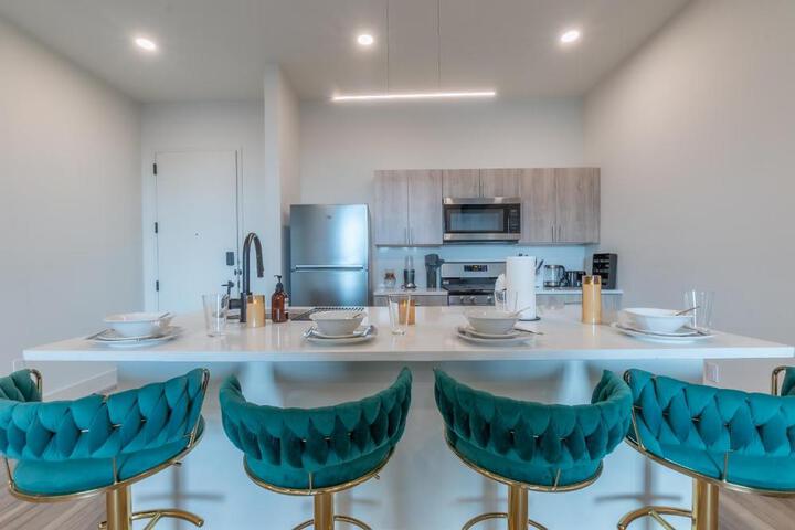 Emerald Escape Free Parking, 2 Bath, Sleeps 8 Near American Dream and The Airport, King Bed and 2 Queen Beds, Washer and Dryer
