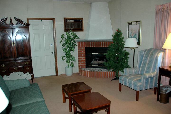 Lockport Inn & Suites