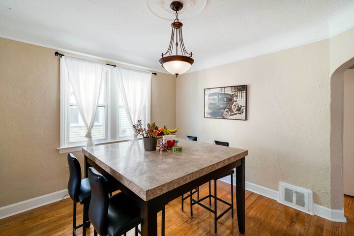 Ferndale Apartment w / Yard - Near the Detroit Zoo!