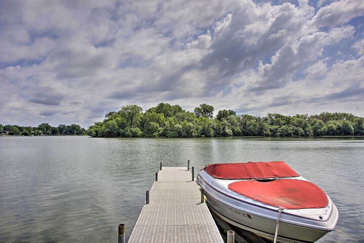 Cozy Plymouth Cottage w / Medicine Lake View!