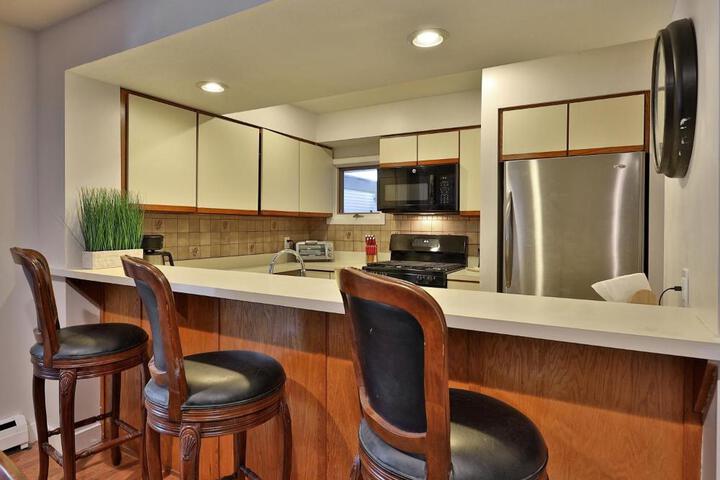 Skiers! Fox Hollow 2BR 2BA Condo Across from Pico, Minutes to Killington condo