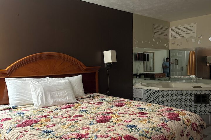 Room 4 of 16
