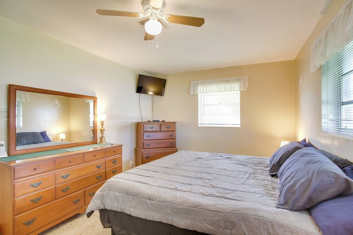 Pets Welcome: Cozy Home w / Pool in Margate!