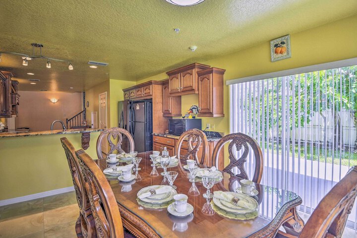 Cozy Coastal Retreat w / Grill 5 Mi to Beach