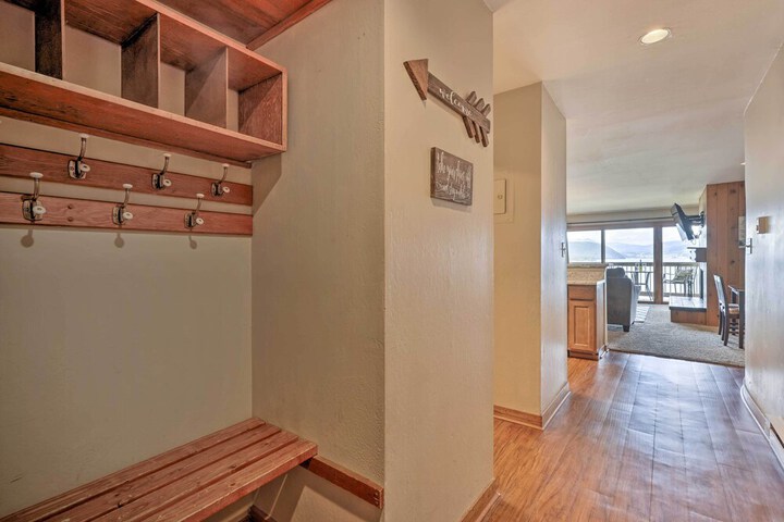 Lakefront Dillon Condo w / Pool Access: Near Skiing