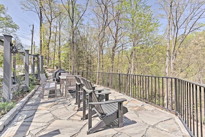 Enchanting Tryon Home w / Hot Tub 14 Mi to Tiec!