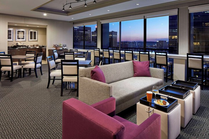 Lounge 56 of 61
