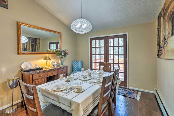 Scenic Woodland Park Cottage w / Deck + Grill!