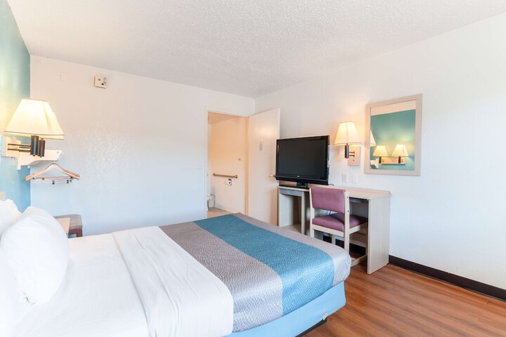 Room 18 of 28