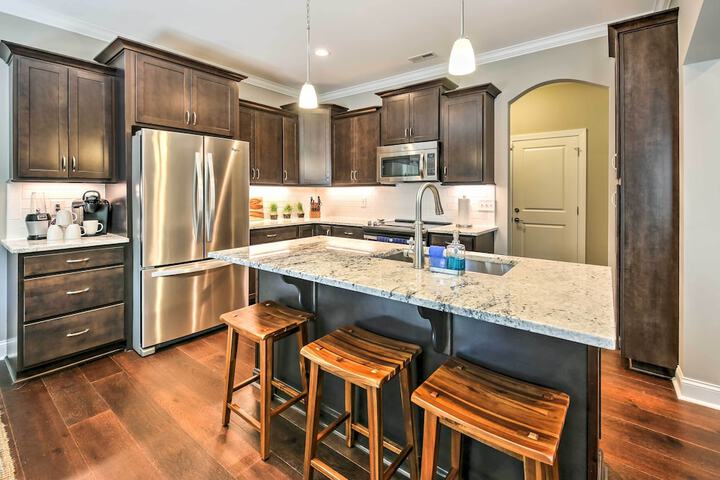 Downtown Townhome Walk to Dine & Shop on Broad St