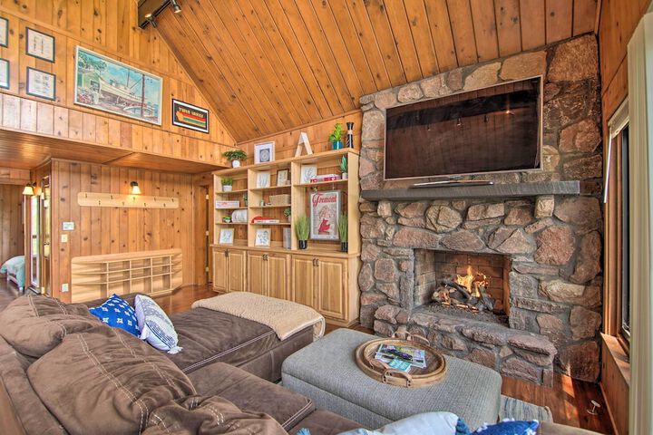 Serene Lakefront Escape: Boat Dock & Grill!