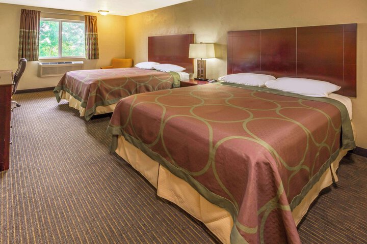 Super 8 by Wyndham Woodburn