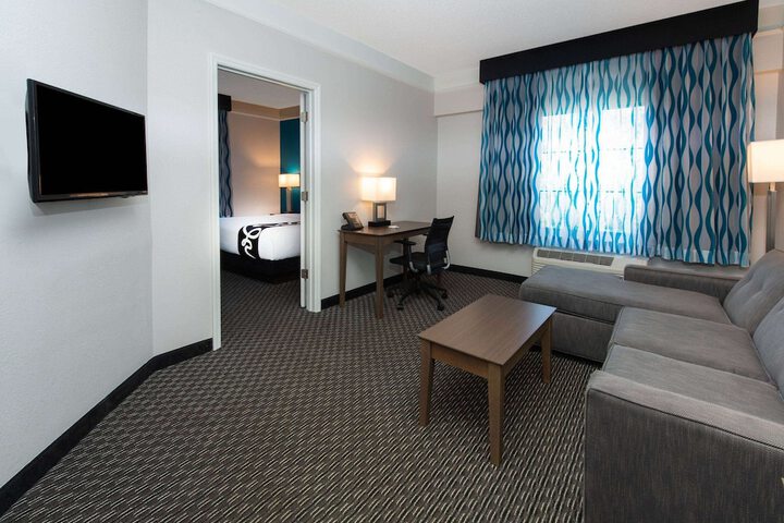 Room 11 of 32