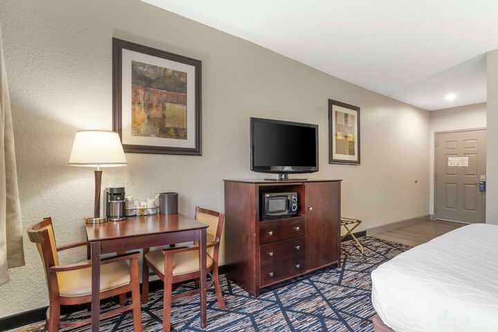 Room 11 of 32