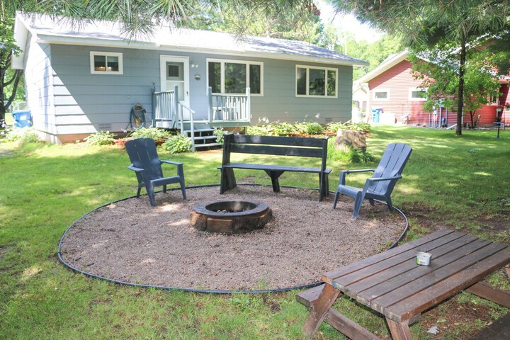 Fishermens Paradise w / Fire Pit on Rice Lake!