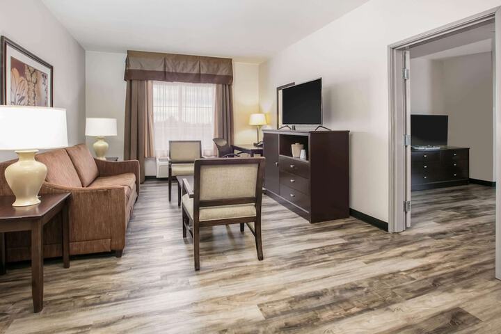 La Quinta Inn & Suites by Wyndham DFW Airport West - Euless