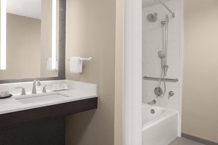 Sheraton Milwaukee Brookfield Hotel