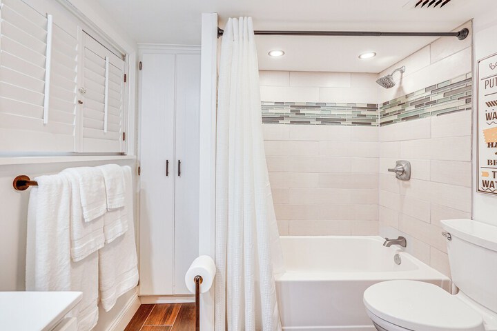 Family Home w / Hot Tub: 1/2 Mi to Lake Milton