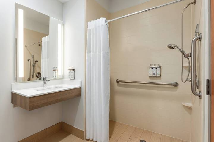 Holiday Inn Express Hotel & Suites Edmond by IHG