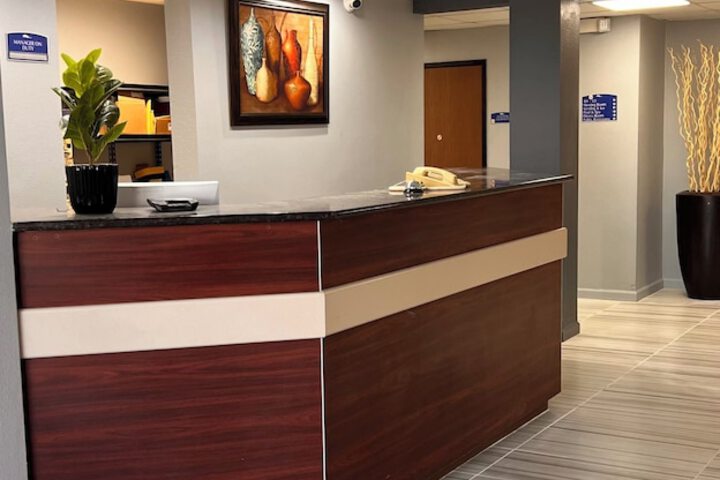 BlissPoint Inn & Suites Northwood