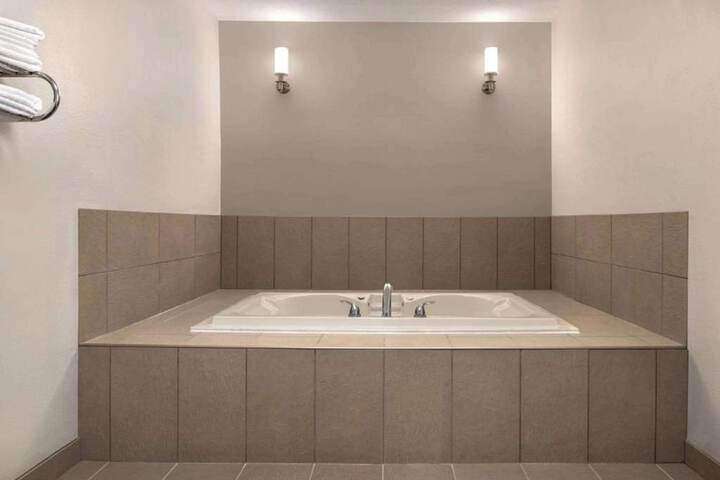 Country Inn & Suites by Radisson Brookings, SD
