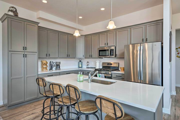 Inviting Hideout Townhome w / Balcony & Lake Views!