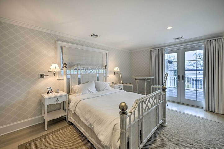 Shelter Island Retreat w / Outdoor Pool!