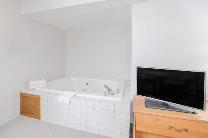 Super 8 by Wyndham Independence IA
