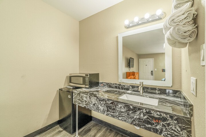 Regency Inn by OYO Rockdale TX