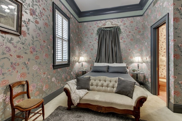 Room 25 of 61